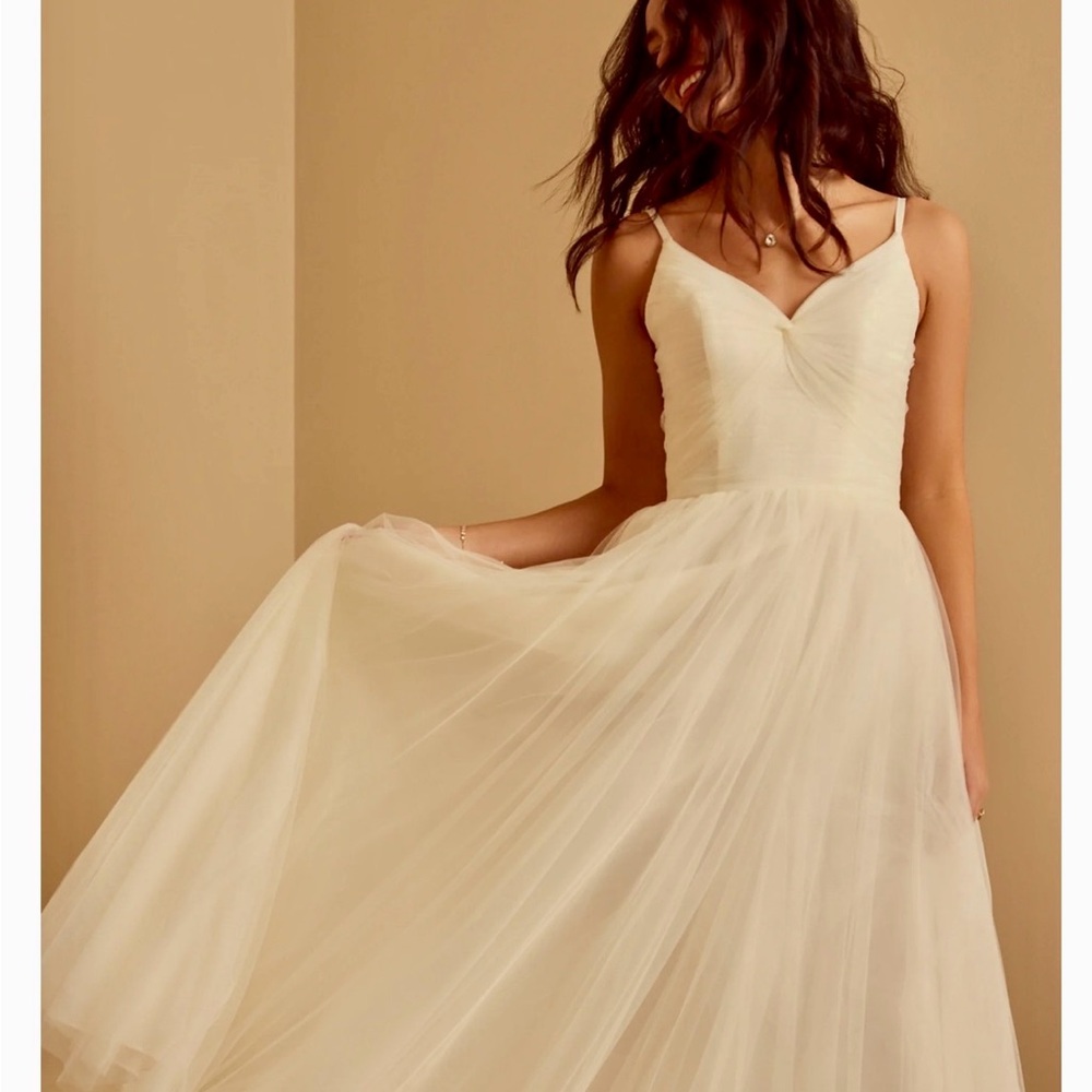 Elegant Ivory Spaghetti-Strap Tulle Wedding Gown